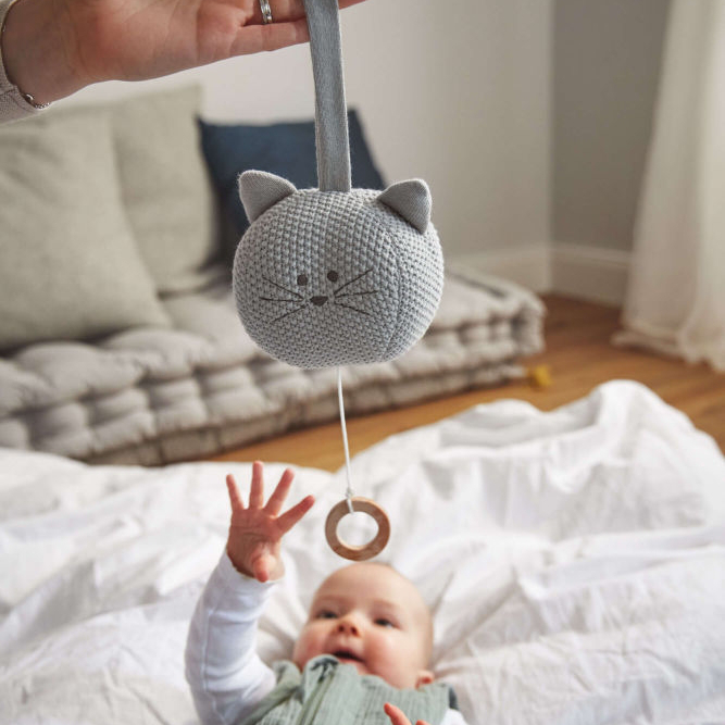 Baby-Spieluhr aus Bio-Baumwolle "Little Chums Cat" kiglu-laessig-spieluhr-katze